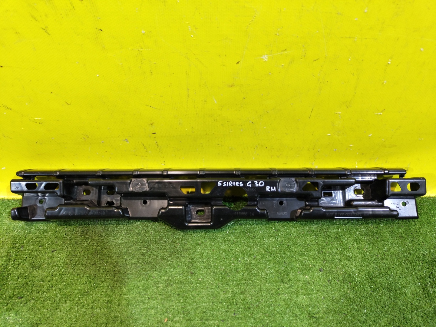 BMW 5 G30 2016 для Кронштейн крепления накладки порога правого