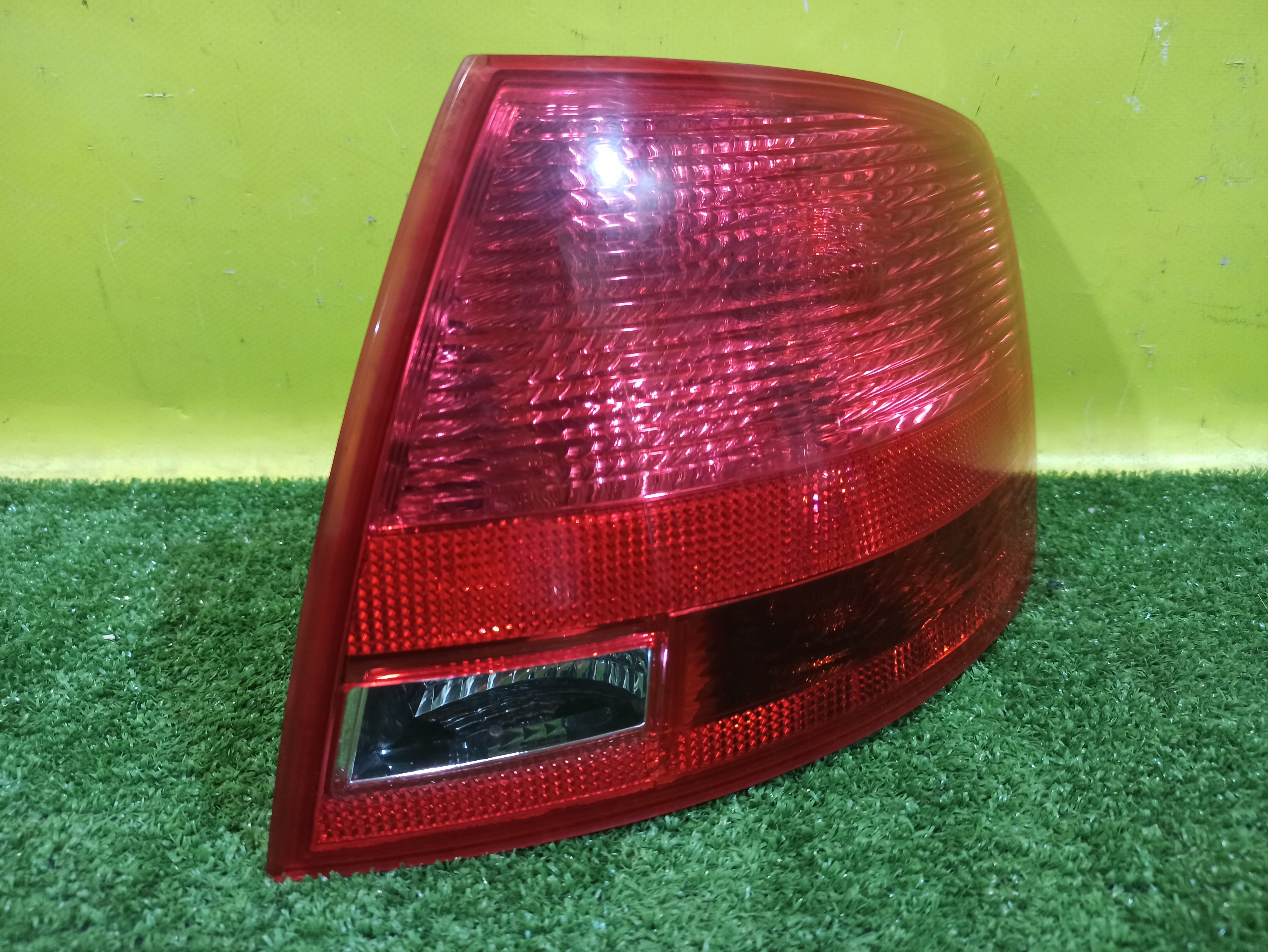 Audi A4 (B7) 2004 для Фонарь задний правый