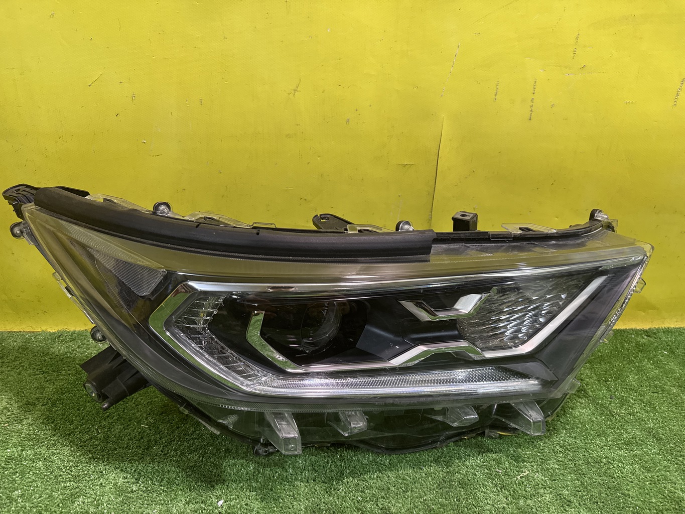 Toyota RAV4 2018 для Фара правая LED