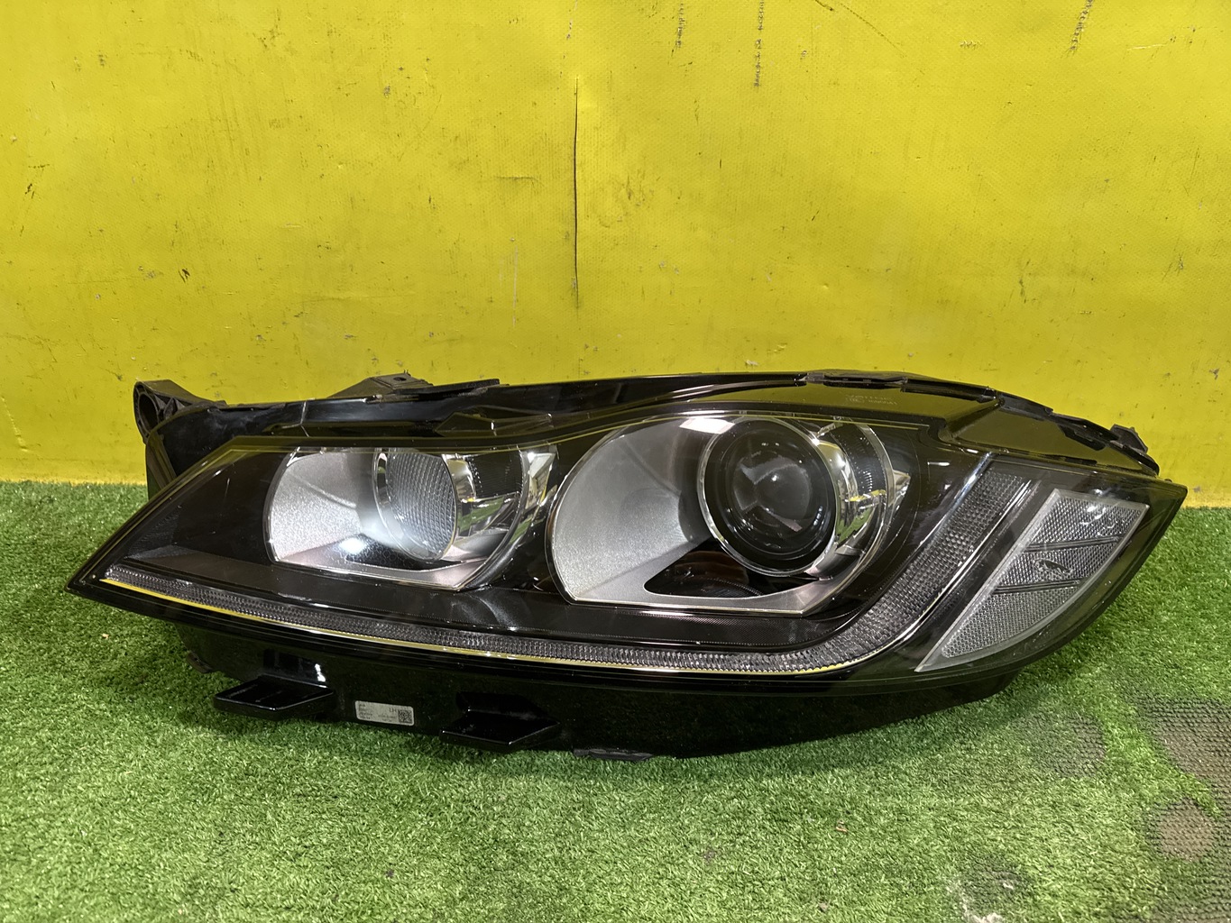 Jaguar XF 2 (X260) 2015 для Фара левая ксенон