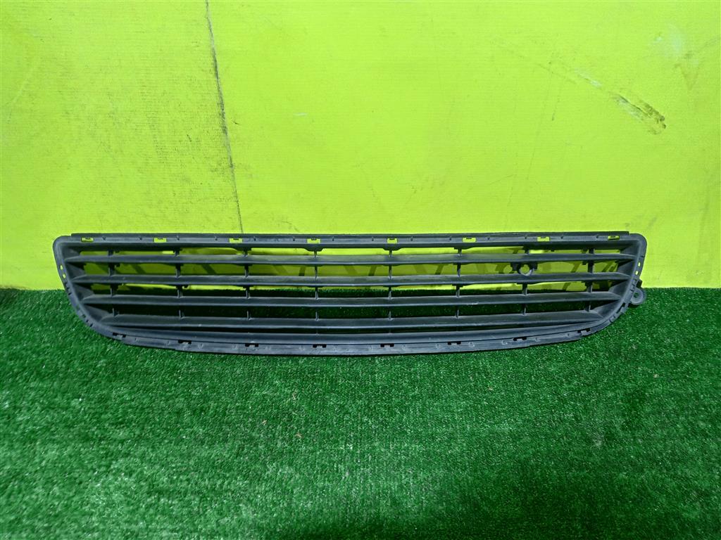 Opel Zafira B 2005 для Решетка в бампер центральная