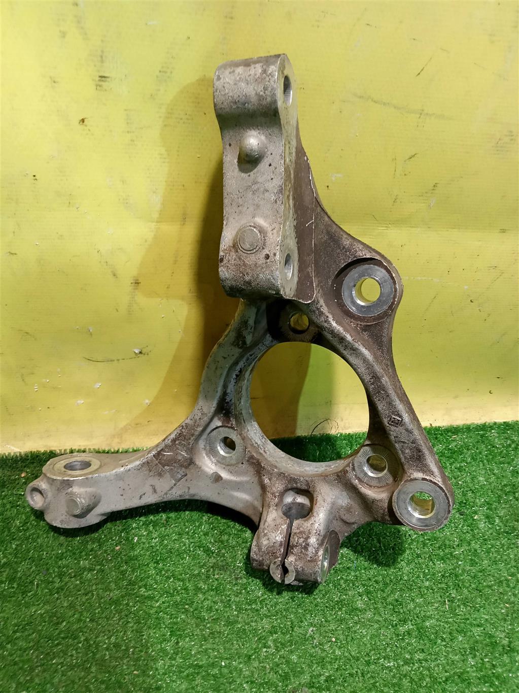 Opel Insignia 2008 для Кулак поворотный передний левый