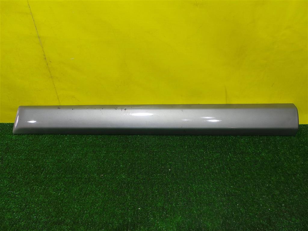 Renault Sandero 2009 для Накладка двери передней правой