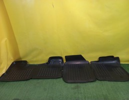 Коврики к-кт для Renault Duster 2010  запчасти бу