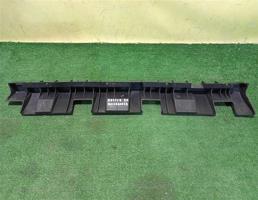 Кронштейн крепления накладки порога правого для Renault Duster 2010  запчасти бу