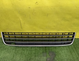 Решетка в бампер центральная для Volkswagen Touareg NF 2010  запчасти бу
